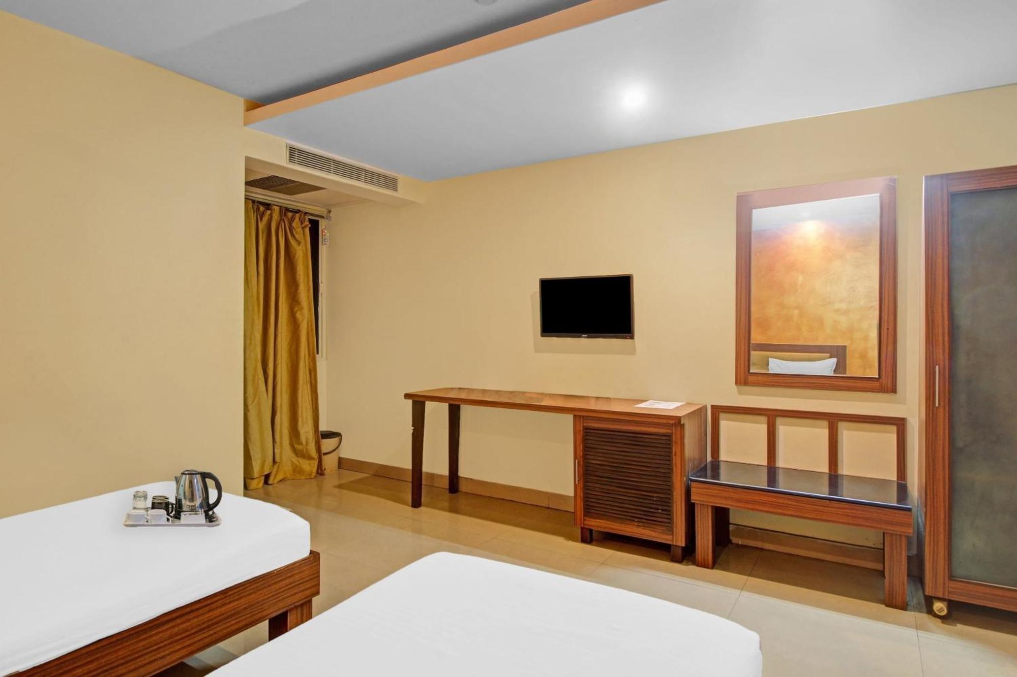 Townhouse The Grand Plaza Hotell Hyderabad Exteriör bild