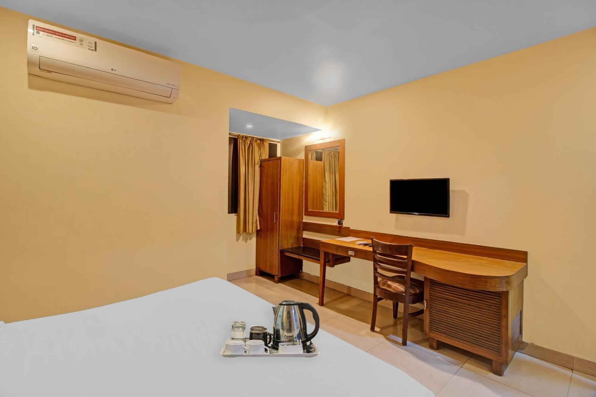 Townhouse The Grand Plaza Hotell Hyderabad Exteriör bild