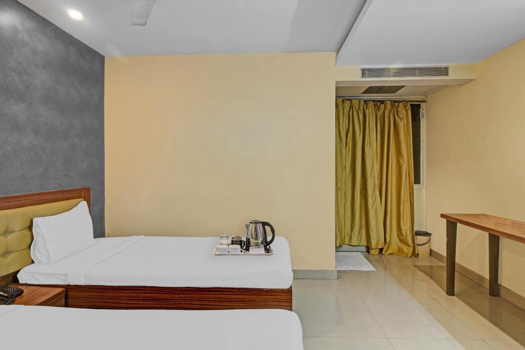 Townhouse The Grand Plaza Hotell Hyderabad Exteriör bild